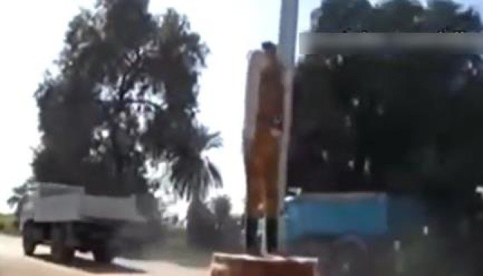بالفيديو .. الأهالي يحطمون تمثال للسيسي في الأقصر