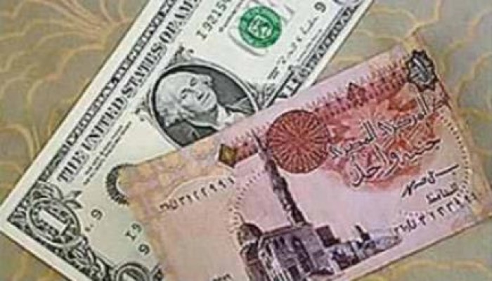 الدولار يحلق في السوق السوداء أمام الجنيه بعد قفزة مفاجئة بالبنوك