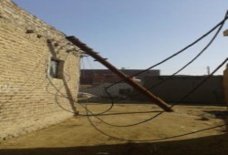 بالصور.. أعمدة الكهرباء المتهالكة تسقط على أهالي "فاقوس"