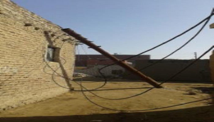 بالصور.. أعمدة الكهرباء المتهالكة تسقط على أهالي "فاقوس"