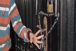 مجهولون يغلقون مكتب بريد المعادي ويوقفون المترو