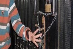 مجهولون يغلقون مكتب بريد المعادي ويوقفون المترو