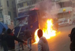 ثوار الإسكندرية يسيطرون على ميدان الثورة ويضرمون النيران بسيارة ترحيلات حاولت دهسهم