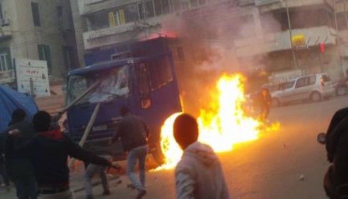 ثوار الإسكندرية يسيطرون على ميدان الثورة ويضرمون النيران بسيارة ترحيلات حاولت دهسهم