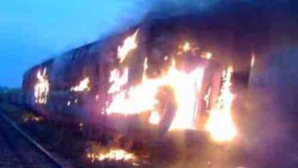 شباب غاضبون يحرقون قطار ركاب ببني سويف تنديدا باعتقال 3 فتيات