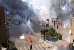 بالفيديو .. شاهد هروب أفراد داخلية الانقلاب من الثوار في ميدان "طلعت حرب"