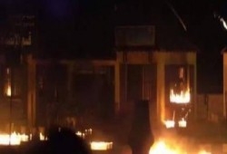 ثوار الاسكندريه يحرقون نقطه كامب شيزار