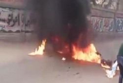 بالفيديو .. مجهولون يقطعون الطريق علي قوات أمن الانقلاب بالمطرية القاهرة