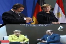 ميركل تتجاهل السيسي ونشطاء يقارنون بين معاملة الرئيس مرسي لها ومعاملتها للسيسي (فيديو)