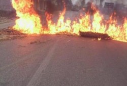 ثوار الفيوم يقطعون طريق الفيوم - بنى سويف