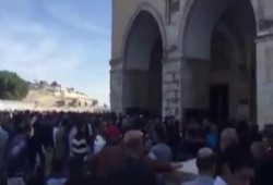 بالفيديو شاهد ردة فعل المصلين على نعي خطيب ‏الأقصى‬ لملك السعودية