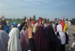 بالصور .. سلسلة بشرية تتحول لمسيرة حاشدة لثوار كفرصقر بالشرقية