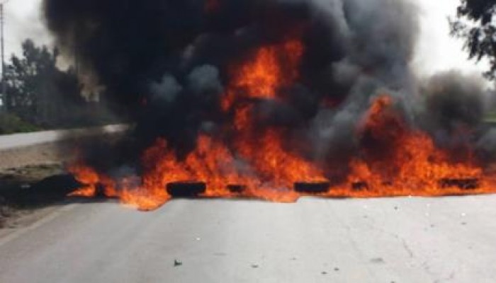 بالصور..المقاومة الشعبية بالدقهلية  تقطع طريق "جمصة - المنصورة الدولي" رفضاً لقتل المصريين