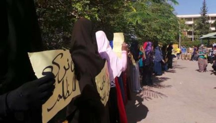 وقفة لطالبات جامعة أسوان تدعو للاصطفاف في انتفاضة الغد