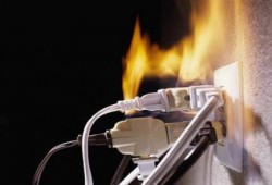 نحس الانقلاب: مصرع شاب صعقا بالكهرباء بالفيوم