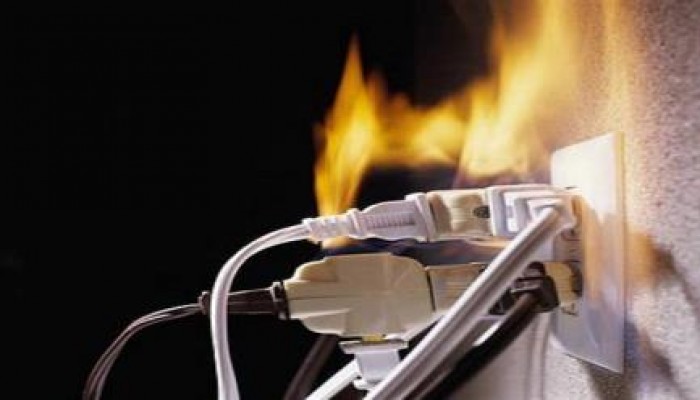 نحس الانقلاب: مصرع شاب صعقا بالكهرباء بالفيوم