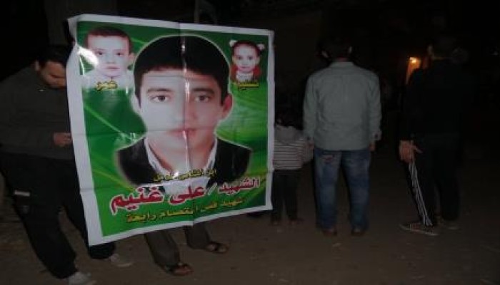 الشرقية: وقفة ليلية لشباب أنشاص الرمل أمام منزل الشهيد علي غنيم