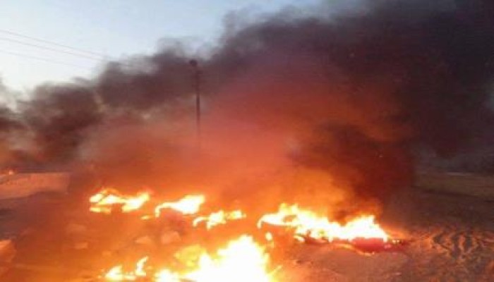 بالصور .. قطع طريق القاهرة الفيوم وفشل أمن الانقلاب في إعادة فتحة