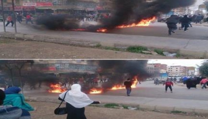 ثوار مدينة العاشر من رمضان يقطعون الطريق وسط المدينة