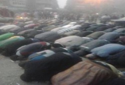 الثوار يؤدون صلاة المغرب في قلب ميدان المطرية المشتعلة بالمواجهات (صورة)