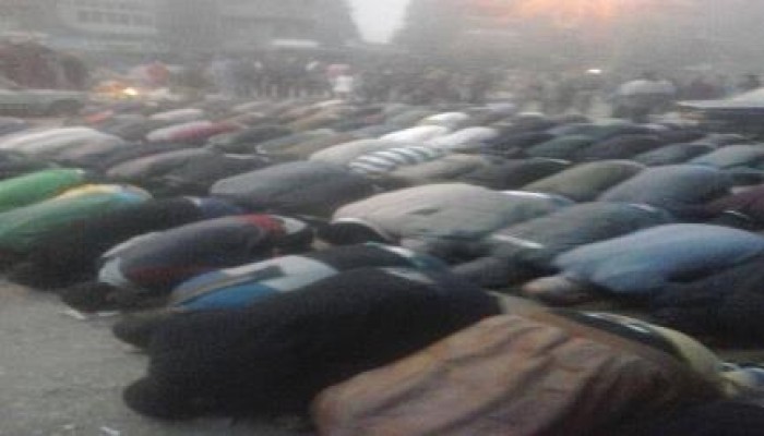 الثوار يؤدون صلاة المغرب في قلب ميدان المطرية المشتعلة بالمواجهات (صورة)