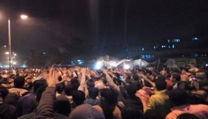 بالصور.. الثوار يحاصرون قسم شرطة المطرية