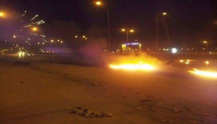 الثوار يقطعون طريق المحور المركزي أمام مول العرب