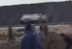 بالفيديو .. شاهد هروب ميليشيات الداخلية وانقلاب مدرعاتها أمام ثوار بلطيم