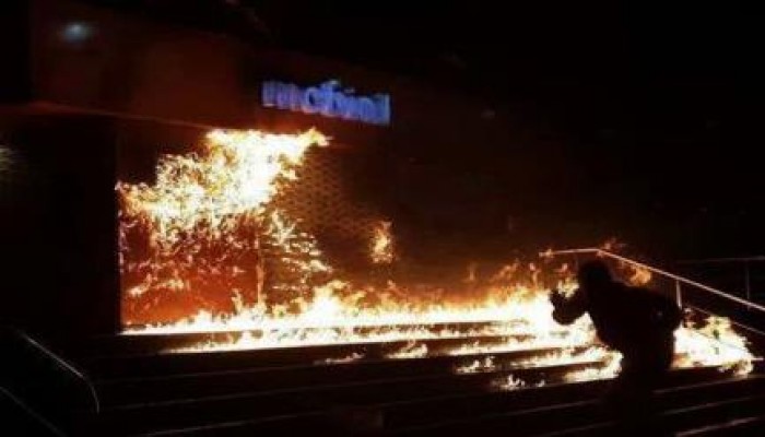 إحراق فرع شركة موبينيل الرئيسي بالجيزة