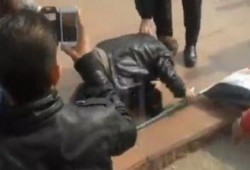 بالفيديو.. مؤيد للسيسي "يسجد" لضابط شرطة بالتحرير