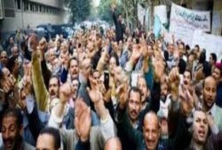 عمال صحة الجيزة يتظاهرون أمام "وزراء الانقلاب"