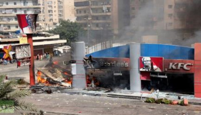 مجهولون يهاجمون فرع كنتاكي الهرم بالمولوتوف ويحرقون أجزاء منه