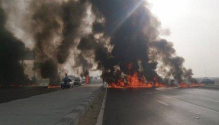 مجهولون يقعون الطريق الدولى بالبحيرة  بإطارات مشتعلة ومسامير ثاقبة