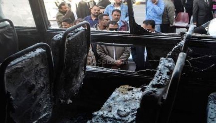 بالصور..مجهولون يحرقون أتوبيس نقل عام بوسط القاهرة بميدان"عبد المنعم رياض"وتواجد أمني مكثف