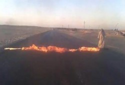 مجهولون يقطعون طريق مصر اسيوط الصحراوي الغربي امام قرية ‫‏دلجا‬