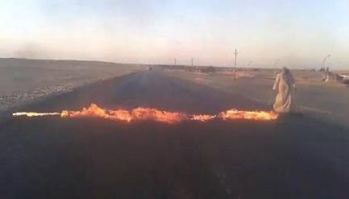 مجهولون يقطعون طريق مصر اسيوط الصحراوي الغربي امام قرية ‫‏دلجا‬