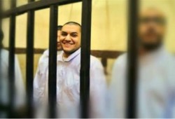 عمر حاذق من محبسه: 23 رجلا بزنزانة 3 أمتار ونتعرض للبطش يوميًّا