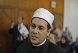 الانقلابي شيخ العسكر " مظهر شاهين " يتفاخر بحضور عرض فيلم "هز وسط"