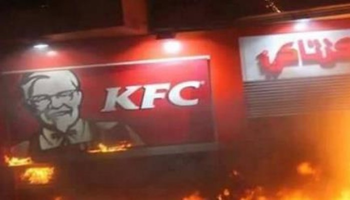 ثلاثة ملثمين يشعلون النيران بمحل "كنتاكى" بإمبابة فجر اليوم