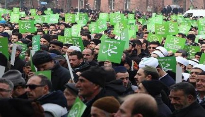 عشرات الآلاف يشاركون في مسيرة "احترام النبي ولعنة الظلم" بتركيا