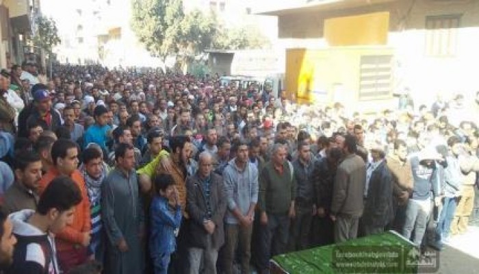 حشد أهالى الوراق يصلون الجنازة على الشهيد محمد أحمد الذي قتله حارسه وهو مقيد بسرير مستشفى