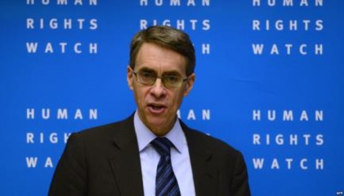 "كينيث روث" يطالب فرنسا بعدم إمداد السيسي بمعدات عسكرية يستخدمها في قمع معارضيه