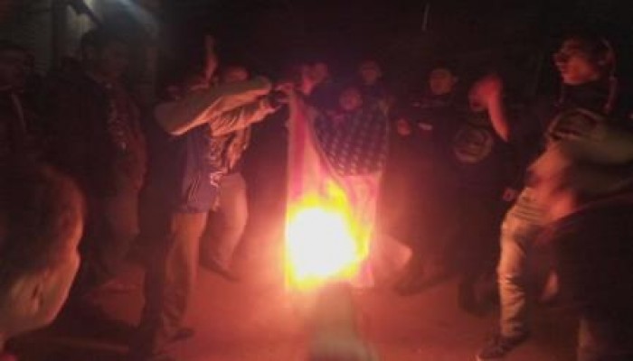 الشرقية: ثوار قرية الخضارية بـ الابراهيمية يحرقون علم امريكا في مسيرة ليليّة