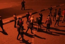 العشرات يتظاهرون بمحيط التحرير في ذكرى "موقعة الجمل"