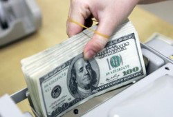 قطار الدولار لا يتوقف .. سعر صرف العملة الأمريكية يواصل ارتفاعه في السوق الرسمية والسوداء