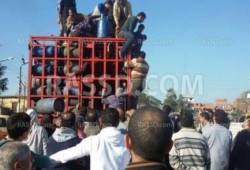 شجار بمستودعات "دكرنس".. والشرطة تكتفي بتحميل الأنابيب بسيارتها