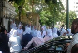 الغربية.. وقفة للعاملين بمستشفى كفر الزيات تطالب برحيل المحافظ الانقلابى