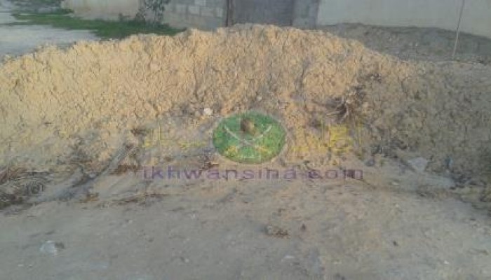 جيش الانقلاب يدفن جثث المقبرة التي عثر عليها خلف الكتيبة 101 وسط تعتيم إعلامي (صور)