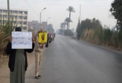 بنى سويف: سلسلة بشرية ضد الإنقلاب أمام قرية طنسا لـ "رفض تفويض القتل"