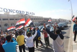 ثوار القاهرة الجديدة يقطعون شارع التسعين الرئيسي في التجمع الخامس